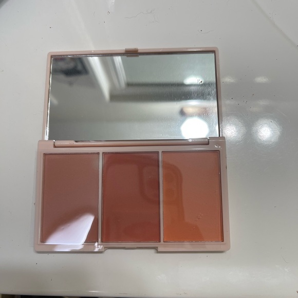 Amazing Makeup Bundle - Picture 5 of 6